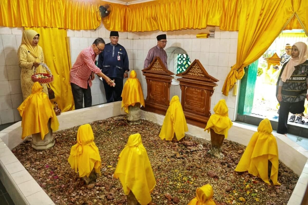 Sekdaprov Kepri, Misni berziarah ke makam Raja Ali Haji di Pulau Penyengat, Rabu (23/9/2026). Ziarah dilaksanakan jelang peletakan batu pertama pembanguan Museum dan Monumen Bahasa Pulau Penyengat yang akan dilaksanakan Kamis. (Harun/DISKOMINFO KEPRI)