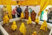Sekdaprov Kepri, Misni berziarah ke makam Raja Ali Haji di Pulau Penyengat, Rabu (23/9/2026). Ziarah dilaksanakan jelang peletakan batu pertama pembanguan Museum dan Monumen Bahasa Pulau Penyengat yang akan dilaksanakan Kamis. (Harun/DISKOMINFO KEPRI)