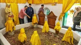 Sekdaprov Kepri, Misni berziarah ke makam Raja Ali Haji di Pulau Penyengat, Rabu (23/9/2026). Ziarah dilaksanakan jelang peletakan batu pertama pembanguan Museum dan Monumen Bahasa Pulau Penyengat yang akan dilaksanakan Kamis. (Harun/DISKOMINFO KEPRI)