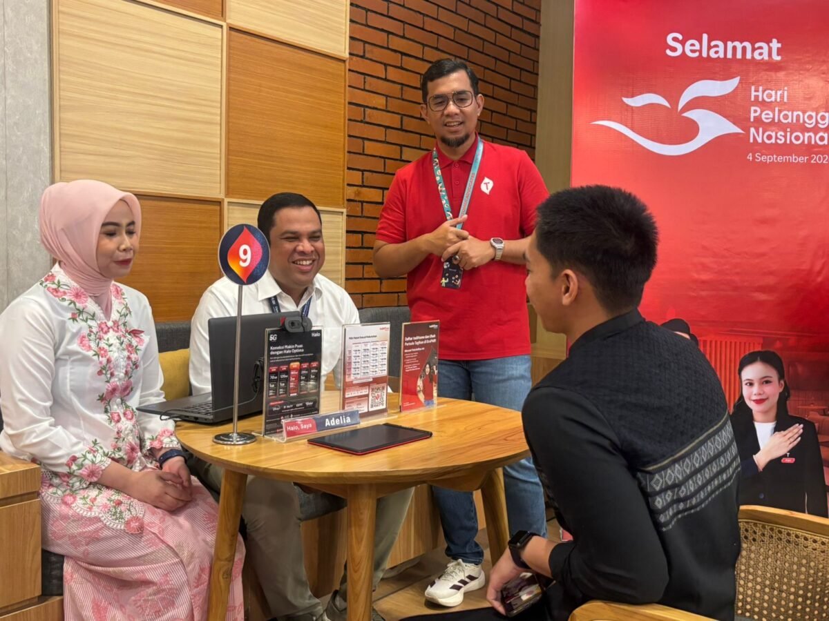 Telkomsel mengajak jajaran manajemen turun langsung melayani dan mendengarkan aspirasi pelanggan di 118 GraPARI se-Sumatera dalam rangka Hari Pelanggan Nasional 2026. Foto: Istimewa