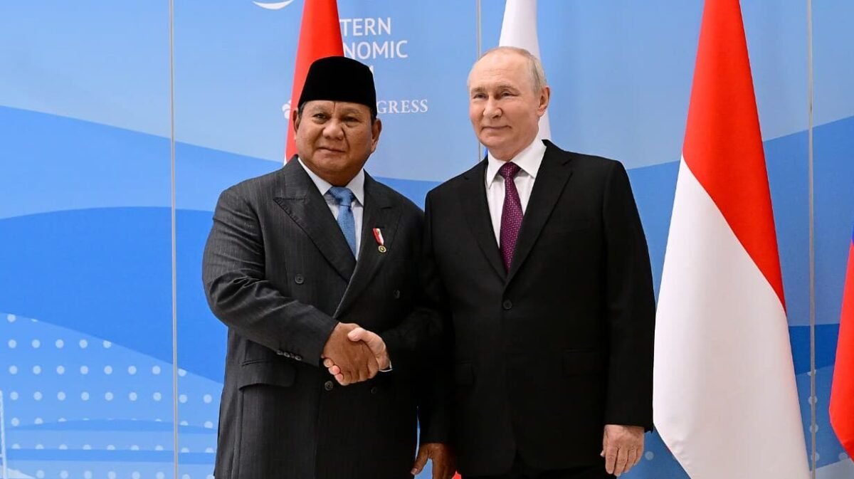 Presiden Republik Indonesia, Prabowo Subianto, melakukan pertemuan bilateral dengan Presiden Federasi Rusia, Vladimir Putin, di Vladivostok, Federasi Rusia, pada Kamis (3/9/2026). Foto: BPMI Setpres/Muchlis Jr