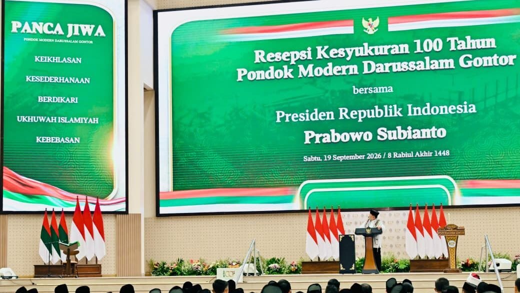 Presiden Prabowo Subianto memberikan sambutannya saat menghadiri Resepsi Kesyukuran 100 Tahun Pondok Modern Darussalam Gontor (PMDG) yang digelar di Balai Pertemuan Pondok Modern (BPPM), Pondok Modern Darussalam Gontor Putra Kampus Pusat, Kabupaten Ponorogo, Provinsi Jawa Timur, Sabtu (19/9/2026). Foto: BPMI Setpres/Laily Rachev