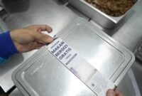  Relawan melakukan pelabelan Ompreng Makanan Bergizi Gratis Label ompreng Makan Bergizi Gratis (MBG) di SPPG Mabes Polri, Pejaten, Jakarta, Rabu (08/10/2026). Pelabelan ompreng wajib di cantumkan pada setiap wadah makanan untuk memastikan keamanan, mutu gizi, serta memuat batas waktu konsumsi. Foto: BGN