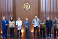 Menteri UMKM Maman Abdurrahman bersama sejumlah pejabat terkait menyampaikan keterangan terkait Perpres Nomor 27 Tahun 2026 di Gedung DPR RI, Senayan, Jakarta, Kamis (8/10/2026). Foto: Kementerian UMKM)