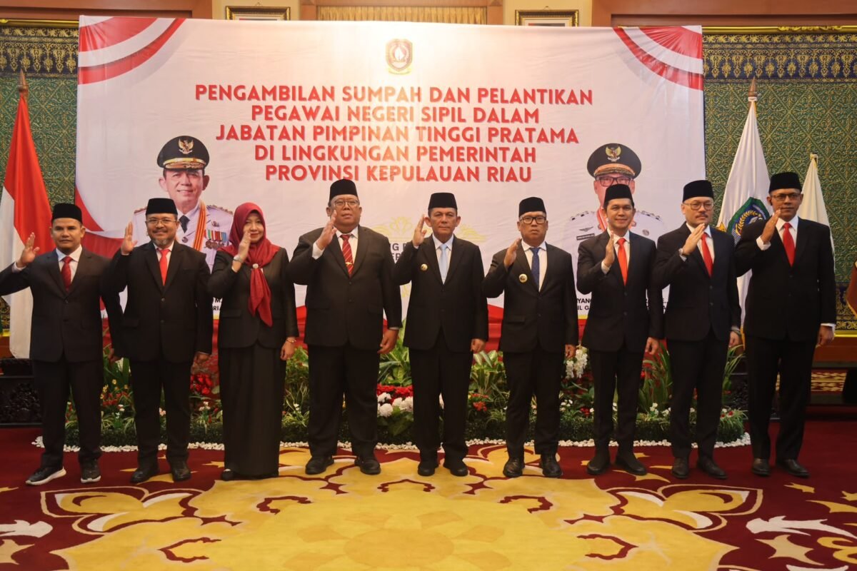 Gubernur Kepri Ansar Ahmad dan Wagub Nyanyang Haris Pratamura bersama tujuh pejabat eselon II yang dilantik, Selasa (13/10/2026). Pelantikan berlangsung di Gedung Daerah Tanjungpinang. Foto: Diskominfo Kepri