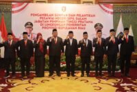Gubernur Kepri Ansar Ahmad dan Wagub Nyanyang Haris Pratamura bersama tujuh pejabat eselon II yang dilantik, Selasa (13/10/2026). Pelantikan berlangsung di Gedung Daerah Tanjungpinang. Foto: Diskominfo Kepri