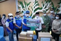 Menteri Kesehatan Budi Gunadi Sadikin saat penyerahan bantuan obat-obatan dan alat kesehatan di Palangka Raya, Kalimantan Tengah. (Sumber: Kementerian Kesehatan)
