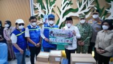 Menteri Kesehatan Budi Gunadi Sadikin saat penyerahan bantuan obat-obatan dan alat kesehatan di Palangka Raya, Kalimantan Tengah. (Sumber: Kementerian Kesehatan)