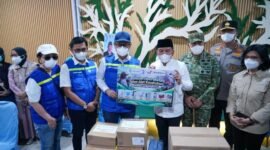 Menteri Kesehatan Budi Gunadi Sadikin saat penyerahan bantuan obat-obatan dan alat kesehatan di Palangka Raya, Kalimantan Tengah. (Sumber: Kementerian Kesehatan)