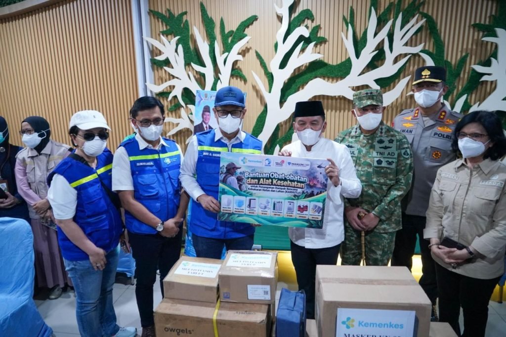 Menteri Kesehatan Budi Gunadi Sadikin saat penyerahan bantuan obat-obatan dan alat kesehatan di Palangka Raya, Kalimantan Tengah. (Sumber: Kementerian Kesehatan)