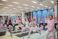 Empat properti HARRIS Hotels di Batam berkolaborasi dengan FIT HUB Batam Center menggelar Hatha Yoga gratis dalam kampanye ASR for PINKtober 2026. Foto: Istimewa