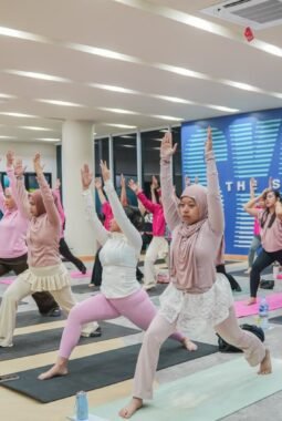 HARRIS Hotels dan FIT HUB Gelar Yoga Gratis, Galang Kepedulian terhadap Kanker Payudara