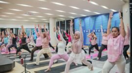 Empat properti HARRIS Hotels di Batam berkolaborasi dengan FIT HUB Batam Center menggelar Hatha Yoga gratis dalam kampanye ASR for PINKtober 2026. Foto: Istimewa