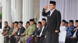 Gubernur Kepri, Ansar Ahmad bertindak inspektur upacara. Foto: Humas Diskominfo Batam