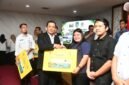 Gubernur Kepulauan Riau, Ansar Ahmad menyerahkan batuan hibah barang dan kendaraan kepada badan dan lembaga nirlaba yang bersifat sukarela dan bergerak di bidang sosial kemasyarakatan di Graha Kepri, Rabu (28/10/2026). (Adeansyah/BIRO ADPIM KEPRI)