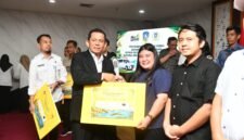 Gubernur Kepulauan Riau, Ansar Ahmad menyerahkan batuan hibah barang dan kendaraan kepada badan dan lembaga nirlaba yang bersifat sukarela dan bergerak di bidang sosial kemasyarakatan di Graha Kepri, Rabu (28/10/2026). (Adeansyah/BIRO ADPIM KEPRI)