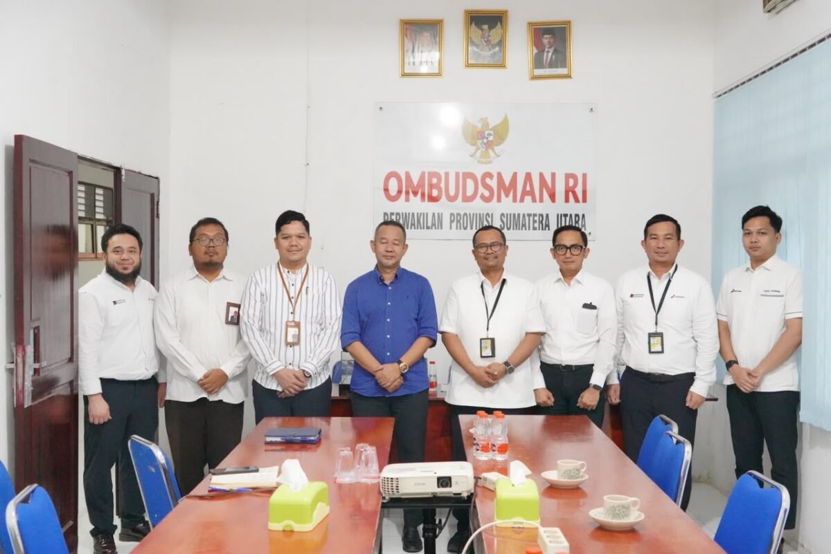 Executive General Manager Pertamina Patra Niaga Regional Sumbagut, Fanda Chrismianto, bersama jajaran manajemen menemui Kepala Ombudsman RI Perwakilan Sumatera Utara, Herdensi Adnin, di Kantor Ombudsman Sumut, Senin (26/10/2026). Foto: Istimewa