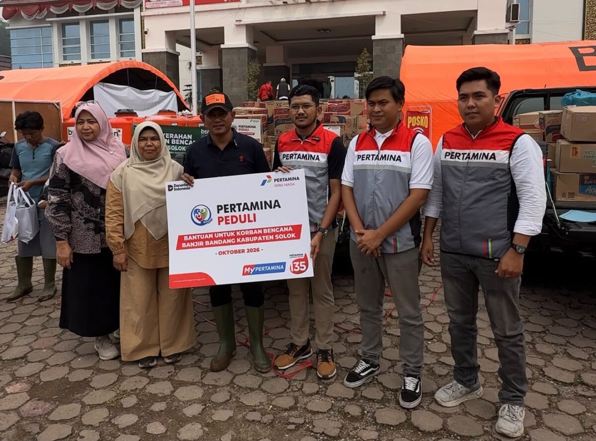 Pertamina Patra Niaga Regional Sumbagut kembali menyalurkan bantuan untuk mempercepat pemulihan masyarakat terdampak banjir bandang atau galodo di Kabupaten Solok, Sumatera Barat, di Posko Batang Barus, Jumat (2/10). Foto: Istimewa