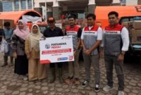 Pertamina Patra Niaga Regional Sumbagut kembali menyalurkan bantuan untuk mempercepat pemulihan masyarakat terdampak banjir bandang atau galodo di Kabupaten Solok, Sumatera Barat, di Posko Batang Barus, Jumat (2/10). Foto: Istimewa