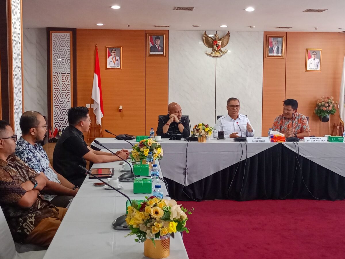 Wakil Gubernur Kepri, Nyanyang Haris Pratamura memimpin rapat koordinasi bersama PT PGN Area Batam di Ruang Rapat Graha Kepri, Batam, Rabu (21/10/2026). (Imam/DISKOMINFO KEPRI)
