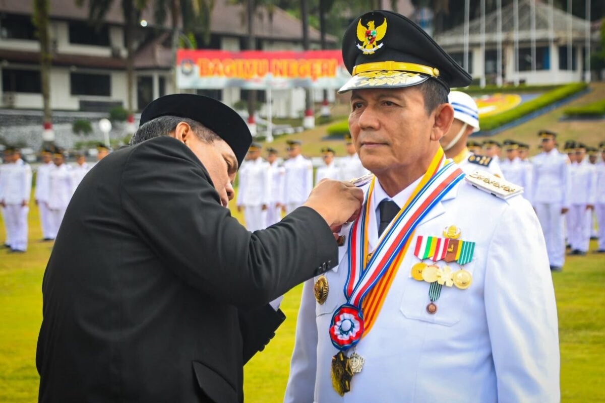 Gubernur Kepulauan Riau Ansar Ahmad menerima penghargaan Kartika Pamong Praja Madya yang diserahkan langsung oleh Rektor IPDN, Dr Halilul Khairi, Jumat (23/10/2026). (Humas IPDN)