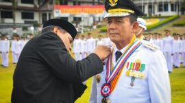 Gubernur Kepulauan Riau Ansar Ahmad menerima penghargaan Kartika Pamong Praja Madya yang diserahkan langsung oleh Rektor IPDN, Dr Halilul Khairi, Jumat (23/10/2026). (Humas IPDN)