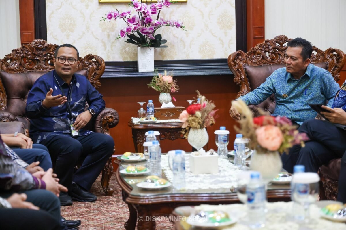 EGM PT Pertamina Patra Niaga Regional Sumbagut Fanda Chrismianto (kiri) bersama Gubernur Kepri Ansar Ahmad dalam pertemuan di Gedung Daerah, Tanjungpinang, Kamis (1/10/2026). (Enji/DISKOMINFO KEPRI)