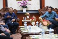 EGM PT Pertamina Patra Niaga Regional Sumbagut Fanda Chrismianto (kiri) bersama Gubernur Kepri Ansar Ahmad dalam pertemuan di Gedung Daerah, Tanjungpinang, Kamis (1/10/2026). (Enji/DISKOMINFO KEPRI)