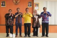Gubenrur Kepri, Ansar Ahmad bersama jajaran manajemen RSUD Raja Ahmad Tabib berfoto bersama Direktur Utama RSJPD Harapan Kita, dr. Iwan Dakota, Kamis (8/10/2026). (Enji/DISKOMINFO KEPRI)