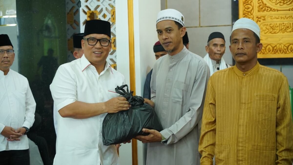 Wakil Gubernur Kepri, Nyanyang Haris Pratamura menyerahkan paket sembako kepada jamaah Masjid Jami' Miftahul Falah, Jalan Ganet Tanjungpinang dalam kegiata Jumat Berkah, Jumat (16/10/2026). (Ziqri)