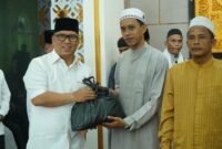Wakil Gubernur Kepri, Nyanyang Haris Pratamura menyerahkan paket sembako kepada jamaah Masjid Jami' Miftahul Falah, Jalan Ganet Tanjungpinang dalam kegiata Jumat Berkah, Jumat (16/10/2026). (Ziqri)