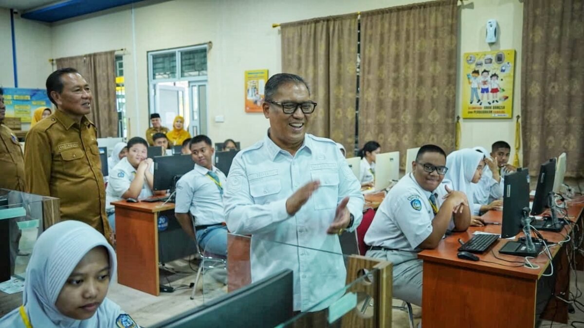 Wakil Gubernur Kepri, Nyanyang Haris Pratamura memantau sekaligus memberikan motivasi kepada siswa di Kota Batam yang melaksanakan Tes Kemampuan Akademik (TKA). Pemantauan dilaksanakan Wagub Nyanyang ini untuk memastikan pelaksanaan TKA tingkat SMA sederajat berjalan lancar. (Ziqri)