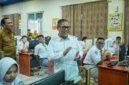 Wakil Gubernur Kepri, Nyanyang Haris Pratamura memantau sekaligus memberikan motivasi kepada siswa di Kota Batam yang melaksanakan Tes Kemampuan Akademik (TKA). Pemantauan dilaksanakan Wagub Nyanyang ini untuk memastikan pelaksanaan TKA tingkat SMA sederajat berjalan lancar. (Ziqri)