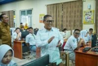 Wakil Gubernur Kepri, Nyanyang Haris Pratamura memantau sekaligus memberikan motivasi kepada siswa di Kota Batam yang melaksanakan Tes Kemampuan Akademik (TKA). Pemantauan dilaksanakan Wagub Nyanyang ini untuk memastikan pelaksanaan TKA tingkat SMA sederajat berjalan lancar. (Ziqri)