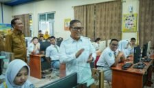 Wakil Gubernur Kepri, Nyanyang Haris Pratamura memantau sekaligus memberikan motivasi kepada siswa di Kota Batam yang melaksanakan Tes Kemampuan Akademik (TKA). Pemantauan dilaksanakan Wagub Nyanyang ini untuk memastikan pelaksanaan TKA tingkat SMA sederajat berjalan lancar. (Ziqri)