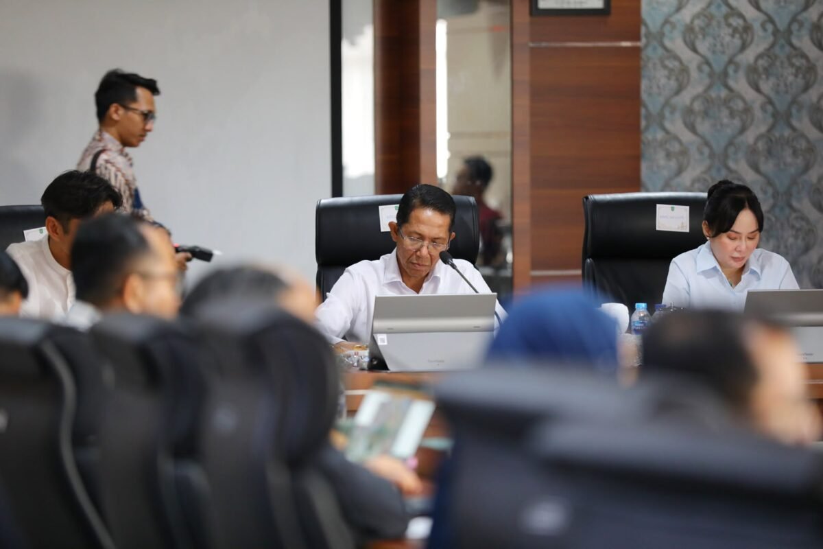 Wali Kota Batam, Amsakar Achmad, bersama Wakil Wali Kota Batam, Li Claudia Chandra, memimpin Rapat Koordinasi Antisipasi dan Pengendalian Banjir Kota Batam di Kantor Wali Kota Batam, Kamis (1/10/2026). Foto: Humas Diskominfo Batam