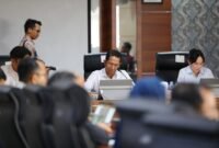 Wali Kota Batam, Amsakar Achmad, bersama Wakil Wali Kota Batam, Li Claudia Chandra, memimpin Rapat Koordinasi Antisipasi dan Pengendalian Banjir Kota Batam di Kantor Wali Kota Batam, Kamis (1/10/2026). Foto: Humas Diskominfo Batam