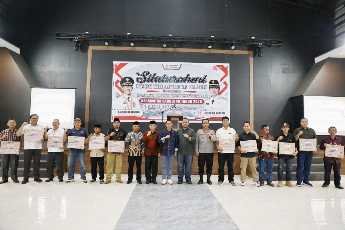 Wali Kota Batam, Amsakar Achmad, menyampaikan sambutan saat menghadiri silaturahmi bersama RT, RW, LPM se-Kecamatan Sagulung di Gedung Serbaguna Plaza Kecamatan Sagulung, Sabtu (3/10/2026) malam. Foto: Humas Diskominfo Batam