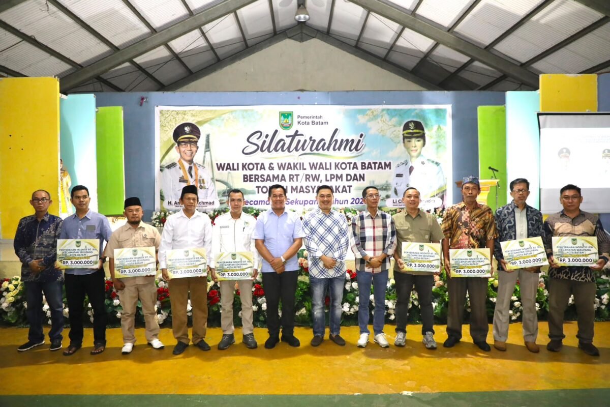 Wali Kota Batam, Amsakar Achmad, menyerahkan insentif saat menghadiri Silaturahmi bersama RT/RW, LPM, dan Tokoh Masyarakat se-Kecamatan Sekupang di Aula SMP Kartini Sei Harapan, Kecamatan Sekupang, Minggu (4/10/2026) malam. Foto: Humas Diskominfo Batam