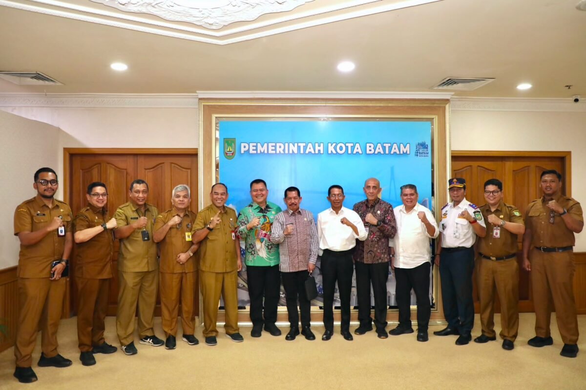 ali Kota Batam, Amsakar Achmad, berfoto bersama dengan Wakil Rektor IPDN Bidang Administrasi, Arief M. Edie, di Kantor Wali Kota Batam, Senin (5/10/2026). Foto: Humas Diskominfo Batam