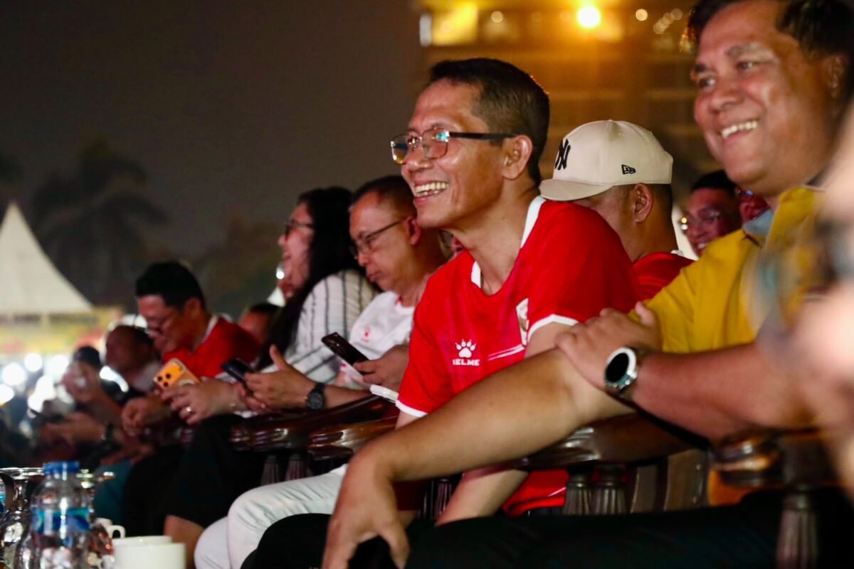 Wali Kota Batam, Amsakar Achmad, nobar Final FIFA ASEAN Cup 2026 bersama ribuan warga di Dataran Engku Putri, Batam Centre, Senin (5/10/2026). Foto: Humas Diskominfo Batam