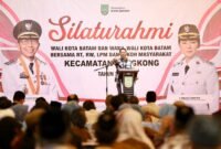 Wali Kota Batam, Amsakar Achmad, menyampaikan sambutan saat silaturahmi bersama RT, RW, LPM se-Kecamatan Bengkong di Golden Prawn, Selasa (6/10/2026). Foto: Humas Diskominfo Batam