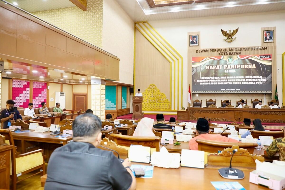 Wali Kota Batam, Amsakar Achmad, saat menyampaikan pandangannya di sidang paripurna di DPRD Kota Batam, Rabu (7/10/2026). Foto: Humaas Diskominfo Batam