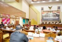 Wali Kota Batam, Amsakar Achmad, saat menyampaikan pandangannya di sidang paripurna di DPRD Kota Batam, Rabu (7/10/2026). Foto: Humaas Diskominfo Batam