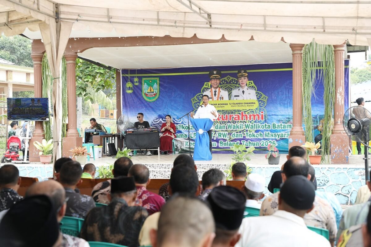 Wali Kota Batam, Amsakar Achmad, menyampaikan sambutan saat silaturahmi bersama RT, RW, dan LPM se-Kecamatan Bulang, Kamsi (8/10/2026). Foto: Humas Diskominfo Batam