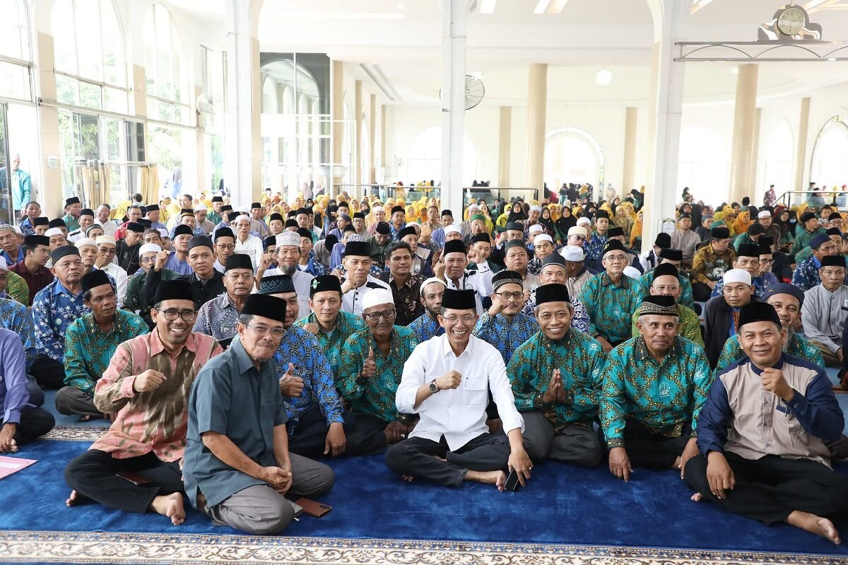 Wali Kota Batam, Amsakar Achmad, bersama tokoh agama Bengkong, Batu Ampar, dan Lubuk Baja saat silaturahmi di Masjid Baitul Makmur, Batu Ampar, Kamis (8/10/2026). Foto: Humas Diskominfo Batam