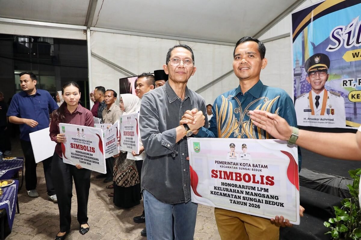 Wali Kota Batam Amsakar Achmad saat silaturahmi bersama RT, RW, Lembaga Pemberdayaan Masyarakat (LPM), dan tokoh masyarakat Kecamatan Sungai Beduk, Kamis (8/10/2026) malam. Foto: Humas Diskominfo Batam