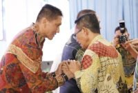Wali Kota Batam, Amsakar Achmad, menyalami dan berbincang dengan Kapolda Kepri, Irjen Pol Suhendri saat pisah sambut di Hotel Radisson, Batam, Jumat (9/10/2026) malam. Foto: Humas Diskominfo Batam