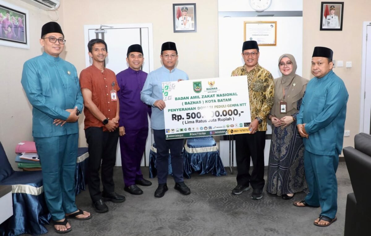 Sekda Batam, Firmansyah, bersama sejumlah pejabat Pemko Batam menerima secara simbolis donasi peduli gempa NTT di Kantor Wali Kota Batam, Jumat (9/10/2026). Foto: Humas Diskominfo Batam