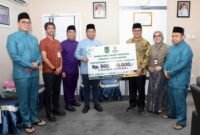 Sekda Batam, Firmansyah, bersama sejumlah pejabat Pemko Batam menerima secara simbolis donasi peduli gempa NTT di Kantor Wali Kota Batam, Jumat (9/10/2026). Foto: Humas Diskominfo Batam